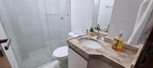 ein Bad mit einem Waschbecken, einem WC und einer Dusche in der Unterkunft Flat a 200 metros da Praia Caribessa in João Pessoa