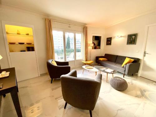 un salon avec un canapé et des chaises dans l'établissement La Rotonde By SCLS Locations, à Cannes