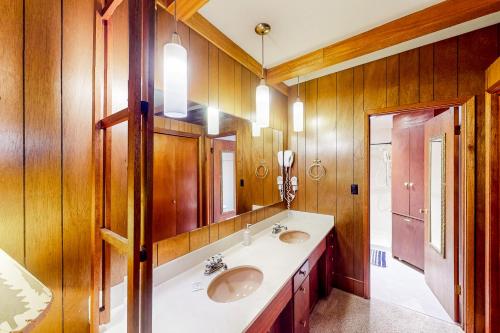Un baño con dos lavabos y un espejo. en Wallowa Lake Inn, Whole Home, en Joseph