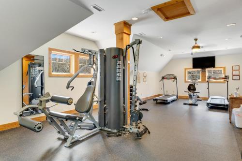 Fitness centrum a/nebo fitness zařízení v ubytování Luminous Pine Hideaway