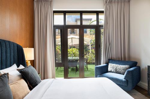 Luxurious Unique 2 Bed with Private Jacuzzi & Garden – Connected to Souk Al Bahar – Dubai Mall