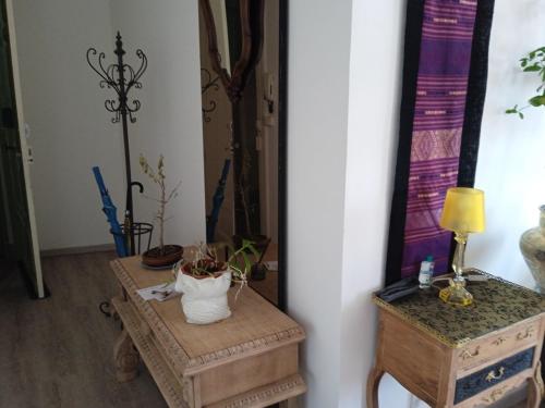 une chambre avec deux tables, une lampe et un vase dans l'établissement LE 57 VICHY, à Vichy