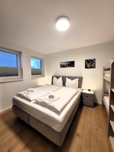 ein Schlafzimmer mit einem großen Bett mit weißer Bettwäsche in der Unterkunft Winterberg Appartement 21129 in Winterberg
