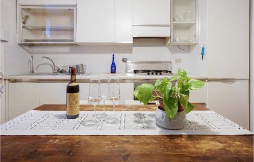 - une bouteille de vin et deux verres sur un comptoir de cuisine dans l'établissement 1 Bedroom Stunning Apartment In Firenze, à Florence