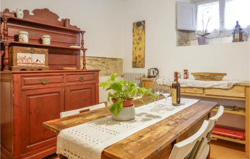 une cuisine avec une table en bois et une plante. dans l'établissement 1 Bedroom Stunning Apartment In Firenze, à Florence