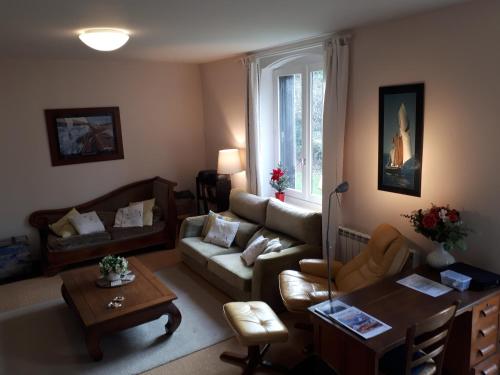 a living room with a couch and a table at Les îles, le bourg, la plage in Ploubazlanec