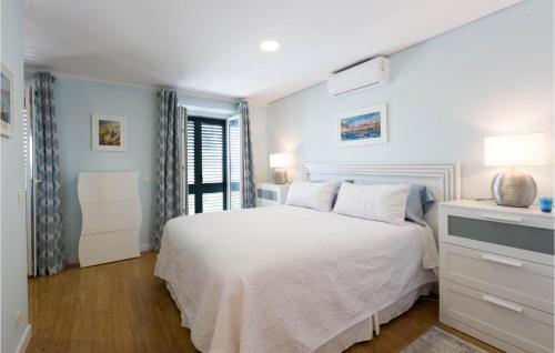 una camera bianca con un letto bianco e una finestra di Awesome Home In Trsteno With Kitchen a Trsteno