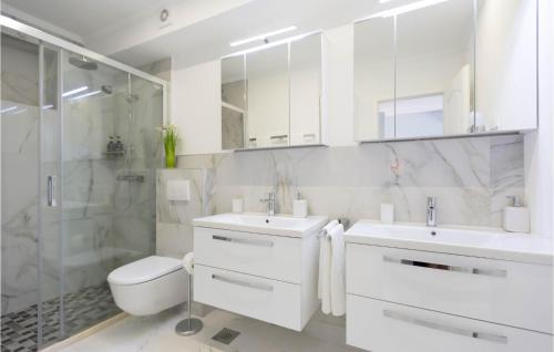 e bagno con servizi igienici, lavandino e doccia. di Awesome Home In Trsteno With Kitchen a Trsteno