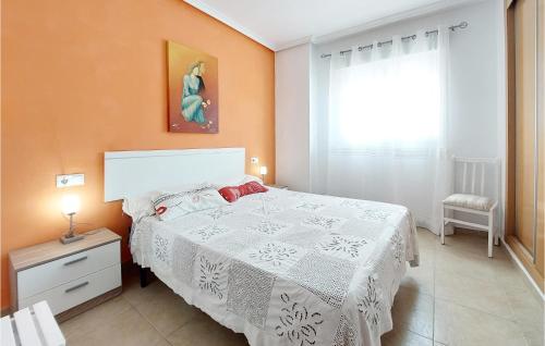 sypialnia z białym łóżkiem i oknem w obiekcie Stunning Apartment In Oropesa With House Sea View w mieście Oropesa del Mar