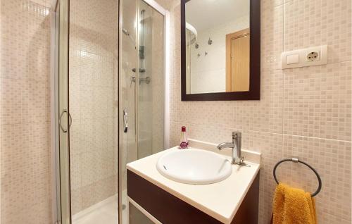 uma casa de banho com um lavatório e um chuveiro em Stunning Apartment In Oropesa With House Sea View em Oropesa del Mar