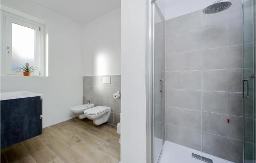 uma casa de banho com um WC e uma cabina de duche em vidro. em Nice Apartment In Siena With Outdoor Swimming Pool em Siena