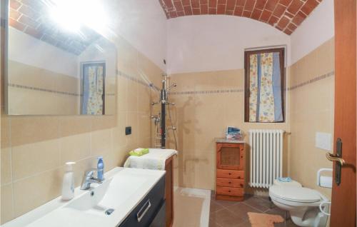 La salle de bains est pourvue d'un lavabo et de toilettes. dans l'établissement Awesome Home In Camino Monferrato With Kitchen, à Camino
