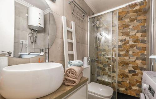 a bathroom with a sink and a toilet and a shower at Gorgeous Apartment In Torrevieja With Kitchen in Torrevieja