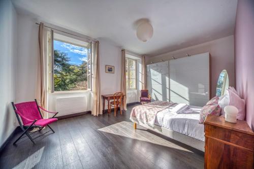 una camera con letto, tavolo e sedie di Le Prieuré a Grenoble