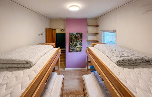 2 bedden in een kamer met een gang bij Amazing Home In Grsmark With Lake View in Gräsmark