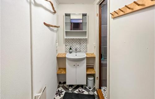 Kúpeľňa v ubytovaní 2 Bedroom Stunning Home In Grsmark