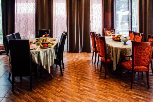 a dining room with a table and chairs with fruit on it at Casa Navajas in Jérica