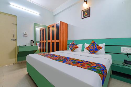 een slaapkamer met een groot bed in een kamer bij FabHotel Aayojan in Jaipur
