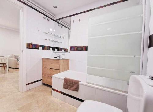 Ένα μπάνιο στο Marbella centro playa by Houselogy