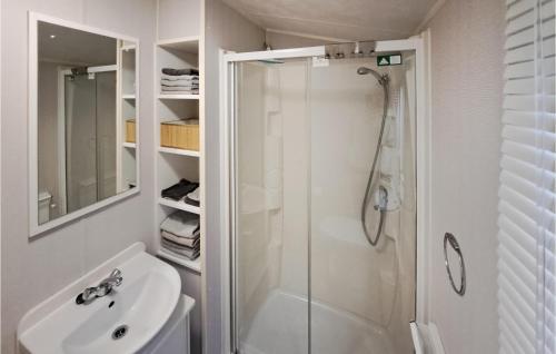 Ванна кімната в 3 Bedroom Beautiful stacaravan In Vollenhove