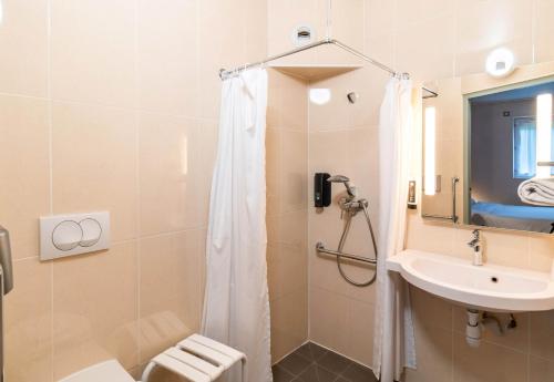 Kylpyhuone majoituspaikassa B&B HOTEL Limoges 1