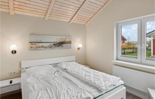Habitación blanca con cama y ventana en 2 Bedroom Stunning Home In Dagebll en Dagebüll
