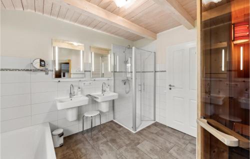 ダゲビュルにある2 Bedroom Stunning Home In Dagebllのバスルーム(シンク2台、シャワー付)