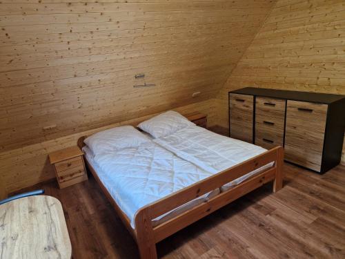 Postel nebo postele na pokoji v ubytování Chaty u lesa