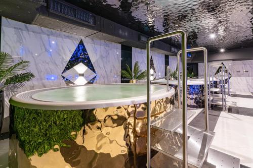 Aparthotel Diamond SPA Aqua في بيالكا تاترزانسكا: غرفة مع طاولة مستديرة مع طاولة خضراء