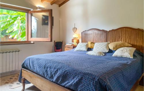 1 dormitorio con 1 cama con edredón azul y ventana en Nice Home In Giove With Private Swimming Pool, Can Be Inside Or Outside, en Giove