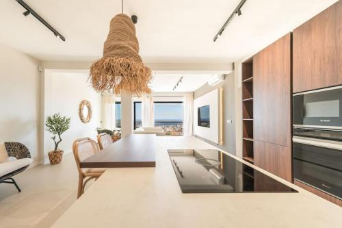 ein Wohnzimmer mit Esstisch und Blick auf das Meer in der Unterkunft Luxury piso Nijota NEW in Santa Cruz de Tenerife