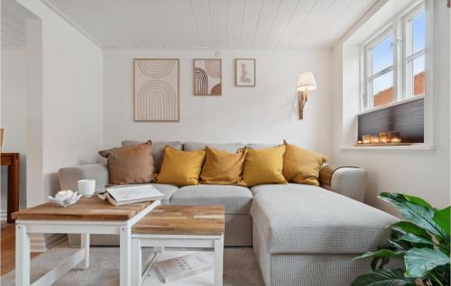 ein Wohnzimmer mit einem Sofa und einem Tisch in der Unterkunft Pet Friendly Home In Rnne With Kitchen in Rønne
