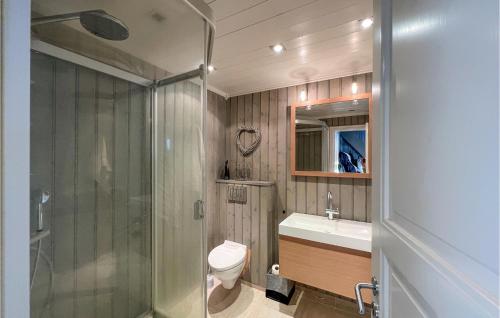 Ένα μπάνιο στο 5 Bedroom Awesome Home In Røn