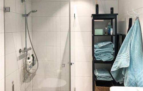 La salle de bains est pourvue d'une douche avec une porte en verre. dans l'établissement 1 Bedroom Beautiful Apartment In Bstad, à Båstad