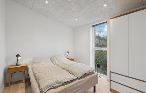 Habitación blanca con cama y ventana en Amazing Home In Spttrup With Wifi, en Spottrup