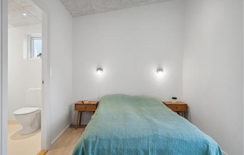 Habitación blanca con cama y aseo en Amazing Home In Spttrup With Wifi, en Spottrup