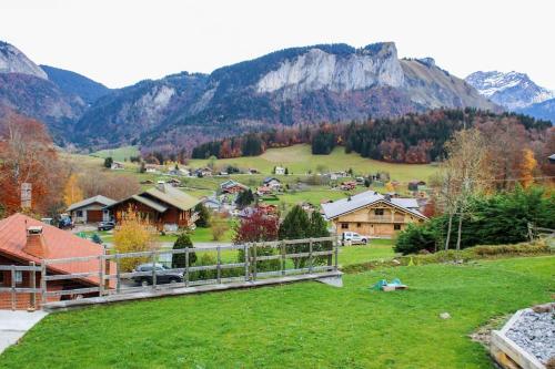 widok na wioskę z górami w tle w obiekcie T1 Cosy Pleine station de ski w mieście Bellevaux