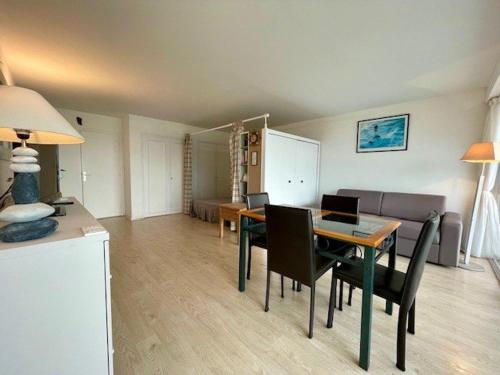 une cuisine et une salle à manger avec une table et des chaises dans l'établissement Grand studio 50m² à Quiberon avec WIFI et parking - FR-1-478-107, à Quiberon