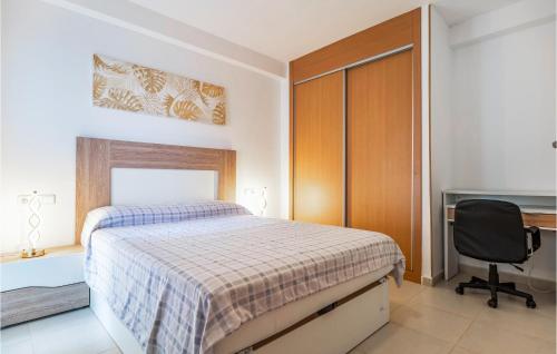 1 dormitorio con cama, escritorio y silla en Beautiful Apartment In Vera With Outdoor Swimming Pool, en Vera