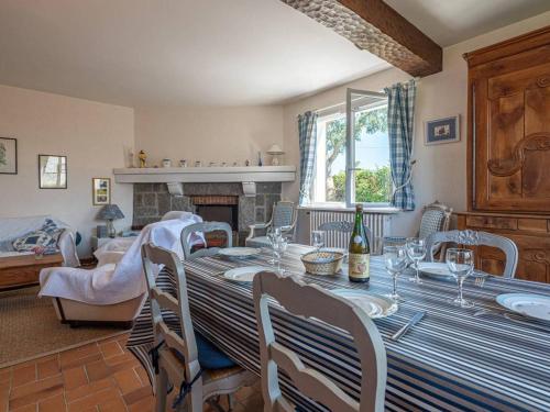 une salle à manger avec une table et des chaises et une cheminée dans l'établissement Villa néo-bretonne 5p, 120m², 8 pers, à 600m de la plage, jardin, Wifi, animaux acceptés, 3* - FR-1-477-6, à La Trinité-sur-Mer