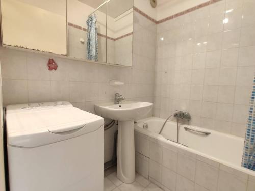 uma casa de banho com um lavatório, um WC e uma banheira em Appartement Juan les Pins, 2 pièces, 4 personnes - FR-1-252-155 em Juan-les-Pins