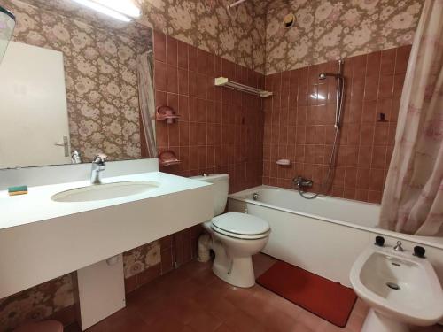 La salle de bains est pourvue d'un lavabo, de toilettes et d'une baignoire. dans l'établissement Appartement Antibes, 1 pièce, 3 personnes - FR-1-252-153, à Antibes