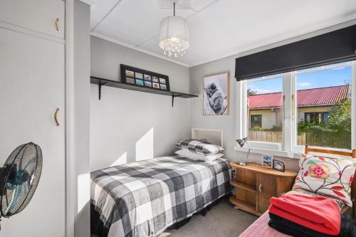 1 dormitorio con cama y ventana en Silkwood Cottage - Richmond Holiday Home, en Richmond