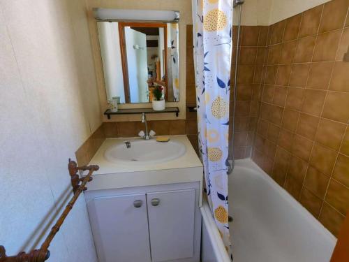 une salle de bain avec un lavabo et une baignoire dans l'établissement Villa climatisée pour 6 pers., piscine, parking privé, proche plage et commerces - FR-1-607-123, au Cap d'Agde