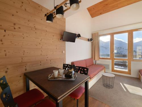 un salon avec une table et un canapé dans l'établissement Appartement rénové 2 pièces au pied des pistes, Belle Plagne - FR-1-181-1956, à La Plagne Tarentaise