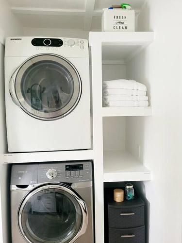 a washer and dryer in a laundry room at Spot Caché - Private Waterfront Cottage in Papineauville