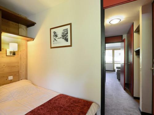 une chambre avec un lit et un miroir dans l'établissement Appartement 2 pièces au pied des pistes, balcon, 4 pers., Belle Plagne - FR-1-181-2317, à La Plagne Tarentaise