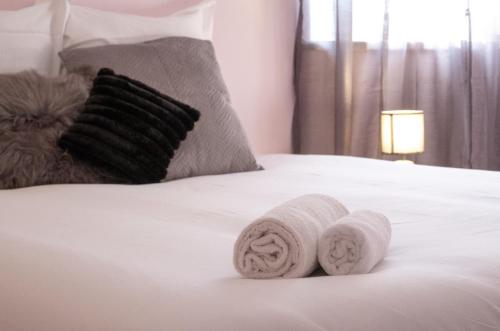 a white bed with two towels on top of it at Nouveau - Le Funtastic - Europa Park Rulantica in Huttenheim