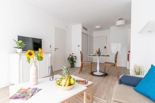 un salon avec une table et une salle à manger dans l'établissement Résidence de Marseille Valmante, à Marseille