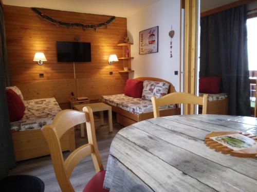 un salon avec une table, des chaises et un canapé dans l'établissement Appartement ski aux pieds, 4 pers, balcon, animaux admis - FR-1-181-2376, à La Plagne Tarentaise